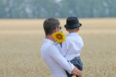 Baba ve oğlu buğday tarlasında.
