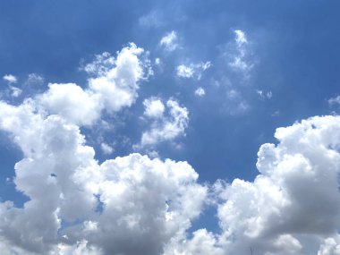 Mavi ve beyaz gökyüzü arka planında dekorasyon için yer var. Duvar kâğıdı ve grafik tasarımı yapmak için kullanın.