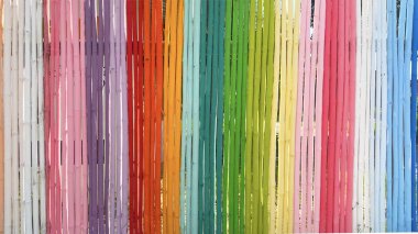 Gökkuşağı Bambu Duvarı parlak bir konsept içinde çok renkli bambu duvarları ile boyanmış bir zemin ya da zemin olarak kullanın