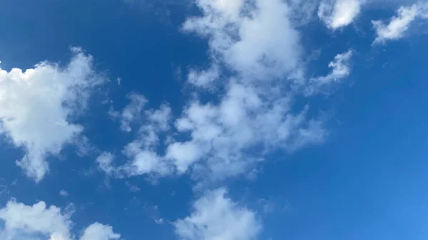 Καθαρό Μπλε Ουρανό Και Λευκά Σύννεφα Ουρανό Φόντο Χώρο Για — Φωτογραφία Αρχείου