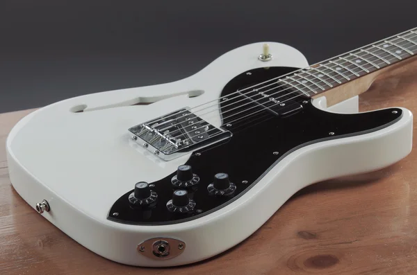 Siyah arka plan üzerine Gitar solo