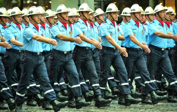 bir geçit töreni itfaiye