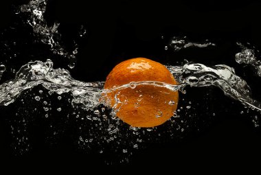 Turuncu suya düşer. Splash.