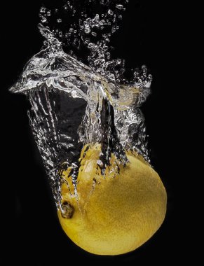 Limonlu suya düşer. Splash.