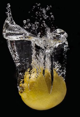 Limonlu suya düşer. Splash.