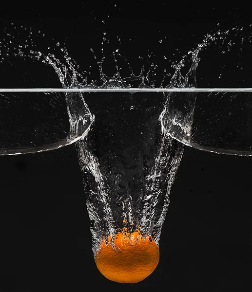 Turuncu suya düşer. Splash.