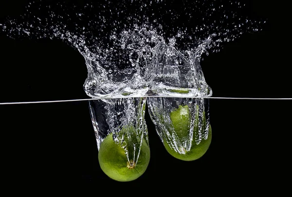 Siyah bir zemin üzerine kireç sıçrama