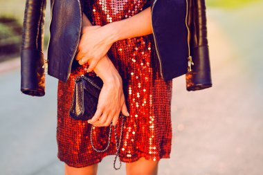 Yumuşak görüntü güzel mutlu şık hippi kız, kokteyl, smoozy içki, kot ceket, gülümseyen, moda, teen, serin aksesuarları, çanta, şapka,