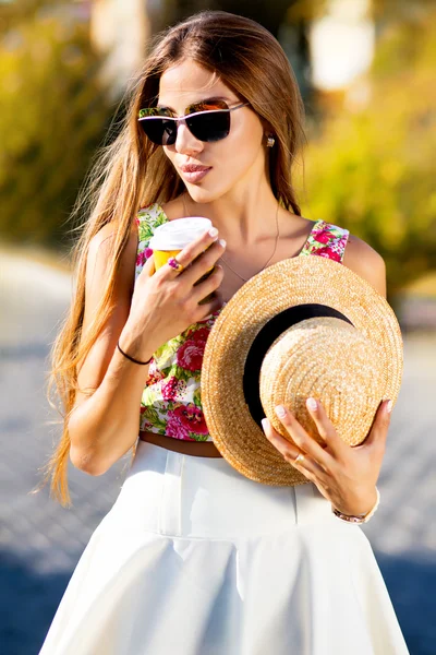 Stijlvolle hipster meisje met stro hoed — Stockfoto