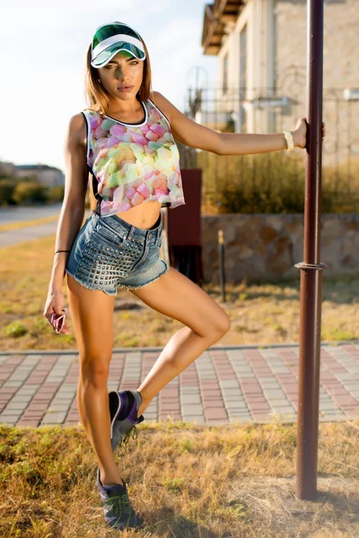 Chica hipster con estilo feliz — Foto de Stock