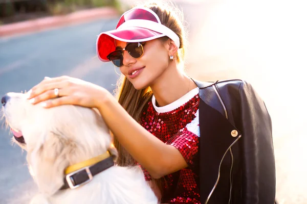 Portret van vrouw spelen met hond — Stockfoto