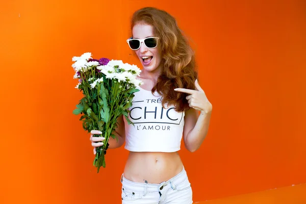 Mode Mädchen mit Blumen — Stockfoto