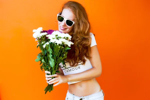 Fashion girl with flowers — Stock Photo, Image