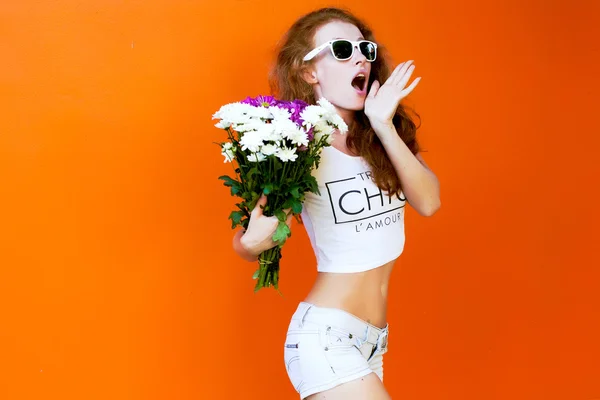 Mode Mädchen mit Blumen — Stockfoto