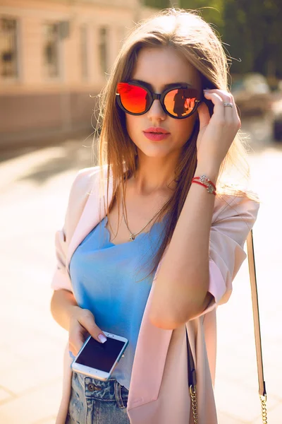 Summer sunny lifestyle fashion portrait — Stock Photo, Image