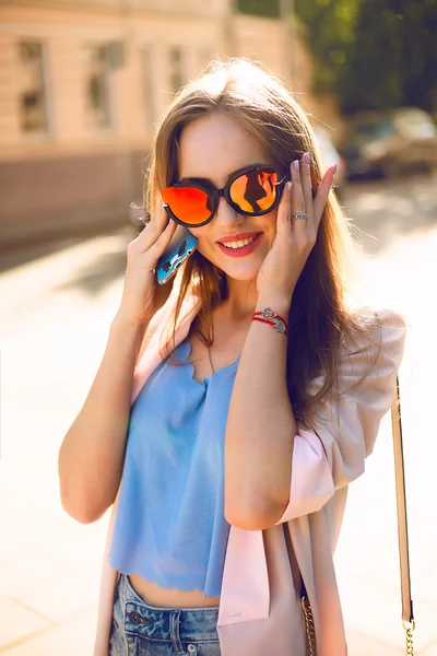 Summer sunny lifestyle fashion portrait — Stock Photo, Image