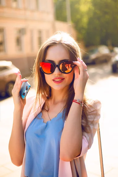 Summer sunny lifestyle fashion portrait — Stock Photo, Image