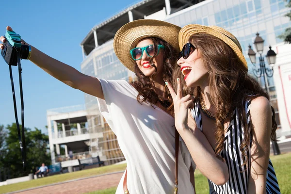 Chicas haciendo selfie — Foto de Stock