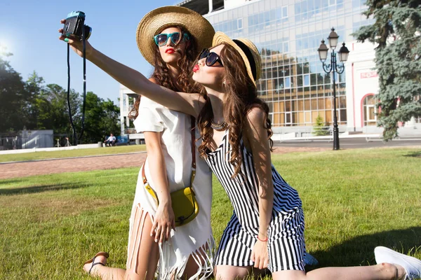 Meninas fazendo selfie — Fotografia de Stock