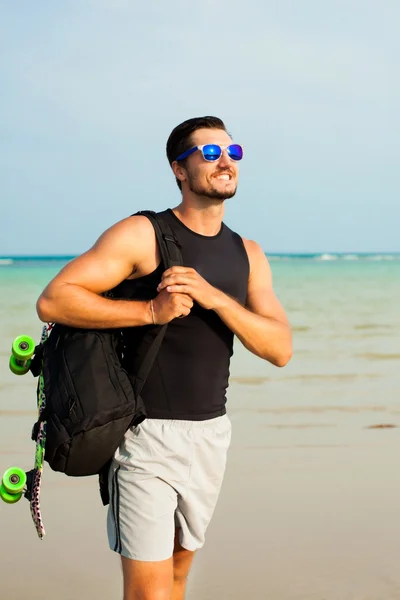 Jóképű férfi strandon — Stock Fotó