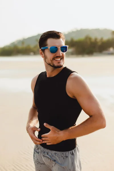 Hombre guapo en la playa — Foto de Stock