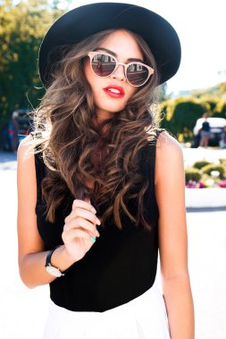 güneş gözlüğü ve kırmızı dudaklar kadın ile