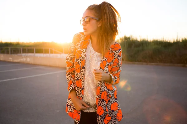 Jovem mulher elegante posando ao pôr do sol — Fotografia de Stock