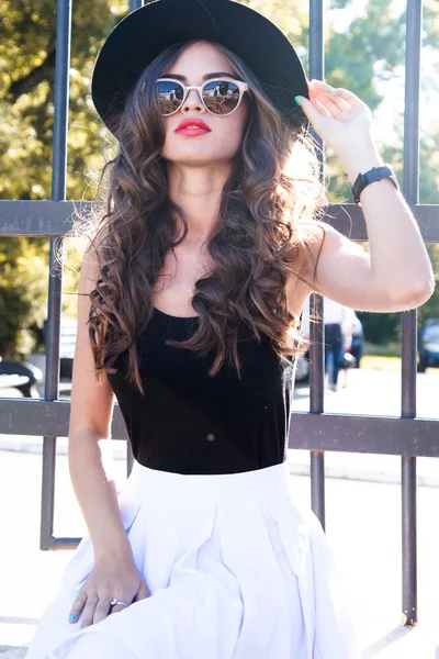 Woman with sunglasses and red lips — Stock Photo, Image