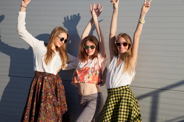 Tres chicas divirtiéndose — Foto de Stock