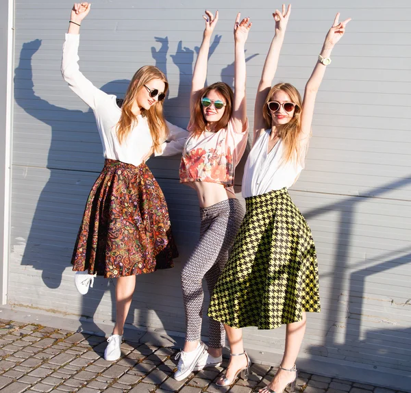 Tres chicas divirtiéndose —  Fotos de Stock