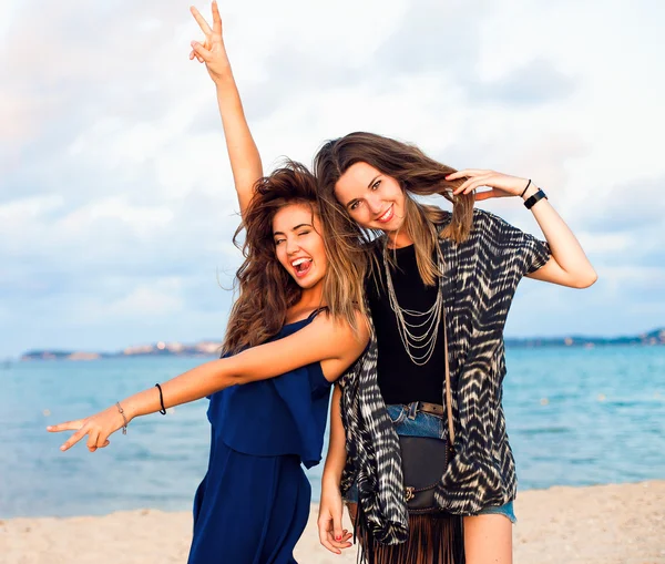 Belle ragazze alla moda hipster felice — Foto Stock