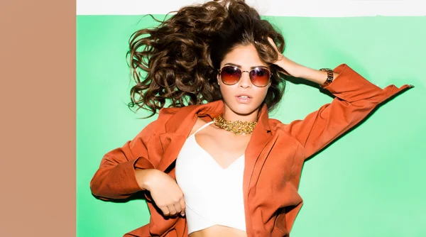 Mujer elegante de verano en gafas de sol — Foto de Stock