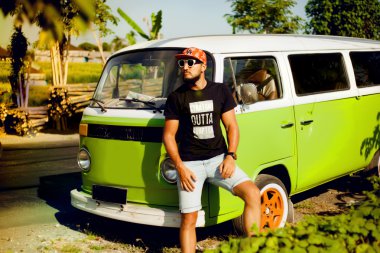 Retro otobüs hipster adama