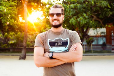 Yakışıklı hipster genç adam