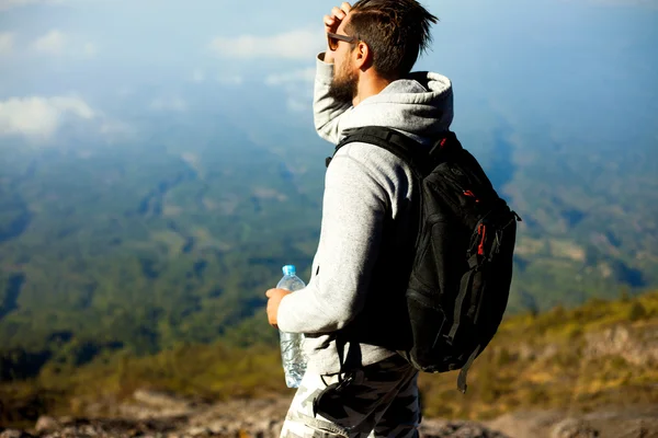 Man hiker looking at landmarks — Stock Photo, Image