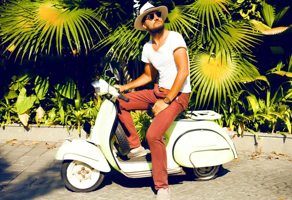 Bonito homem passeio scooter vintage — Fotografia de Stock