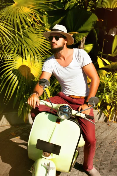 Hombre guapo paseo scooter vintage — Foto de Stock