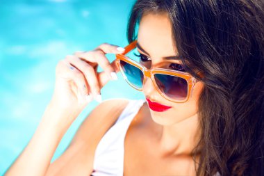 seksi kadın bikini ve güneş gözlüğü