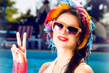 Glamour Bayan havuzu üzerinde