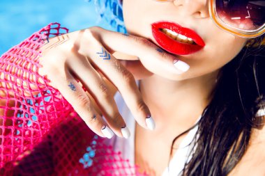 Glamour Bayan havuzu üzerinde