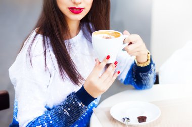 Kahve içme şirin güzel kadın