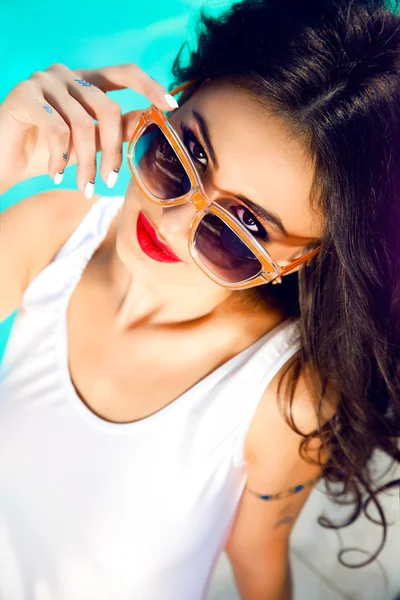 Sexy Frau im Bikini und Sonnenbrille — Stockfoto