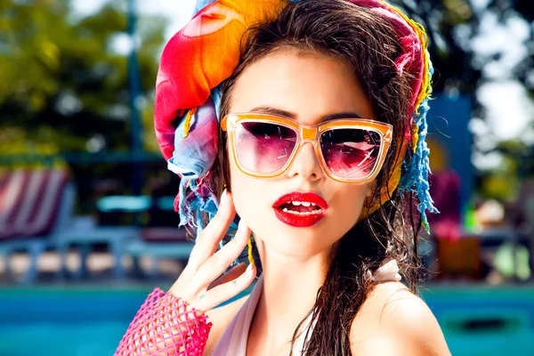 Szexi nő a bikini és a napszemüveg — Stock Fotó