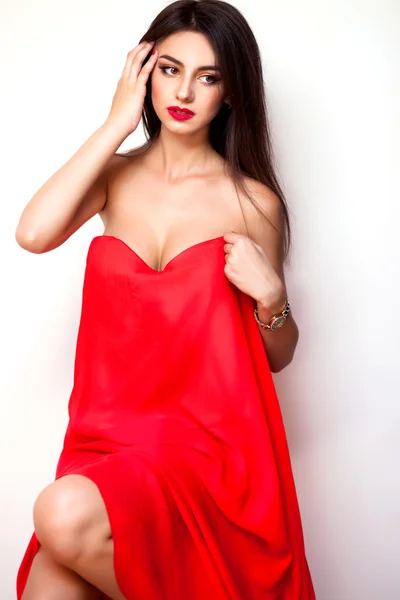 Роскошная женщина в красном платье — стоковое фото