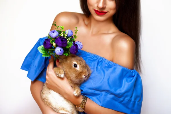 Attraktive Frau mit Kaninchen und Blumen — Stockfoto