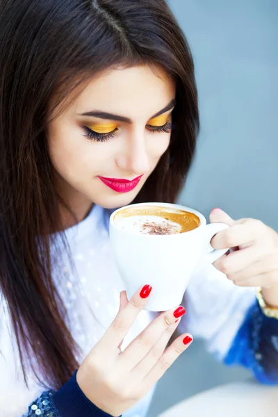 Cute pretty woman drinking coffee — Stock Photo, Image