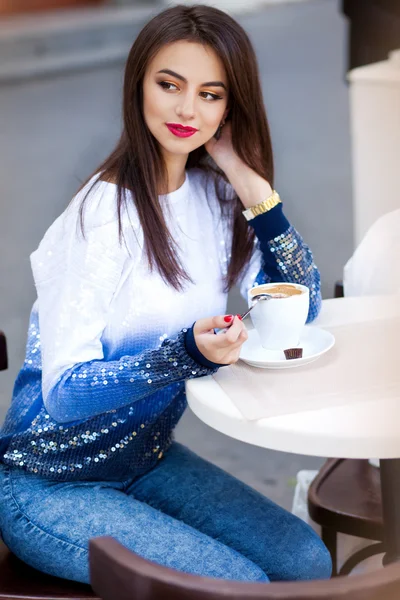 Cute pretty woman drinking coffee — Stock Photo, Image