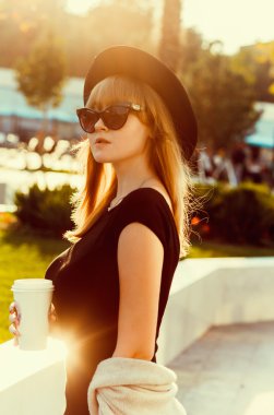 Hipster kadın kahve fincanı ile