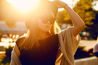 Siyah elbiseli esmer kadın