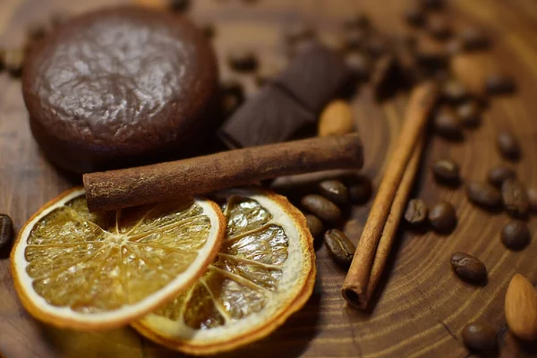 Skořicové Tyčinky Sušená Pomeranč Káva Čokoláda Dřevěném Povrchu — Stock fotografie